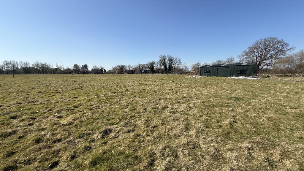 Lot: 48 - VACANT PARCEL OF LAND EXTENDING TO MORE THAN 15 ACRES WITH BARN - External view of land facing towards barn fron entry point